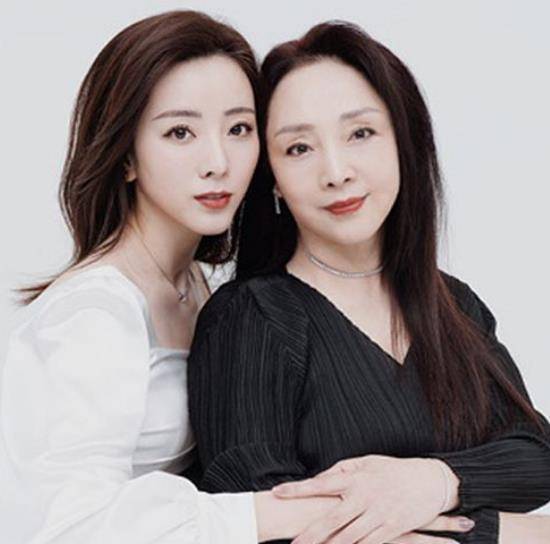 电视主持李思思晒母女合照,差20岁仍似姐妹,两人长相如复制粘贴_妈妈