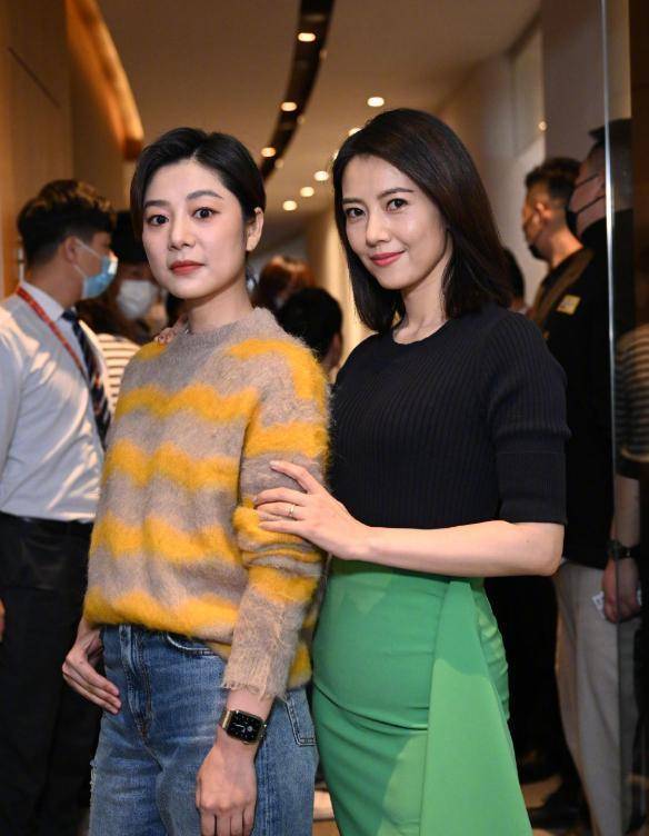 43岁高圆圆出席活动,与王真儿同框比美,相差9岁看不出年龄差_状态_不