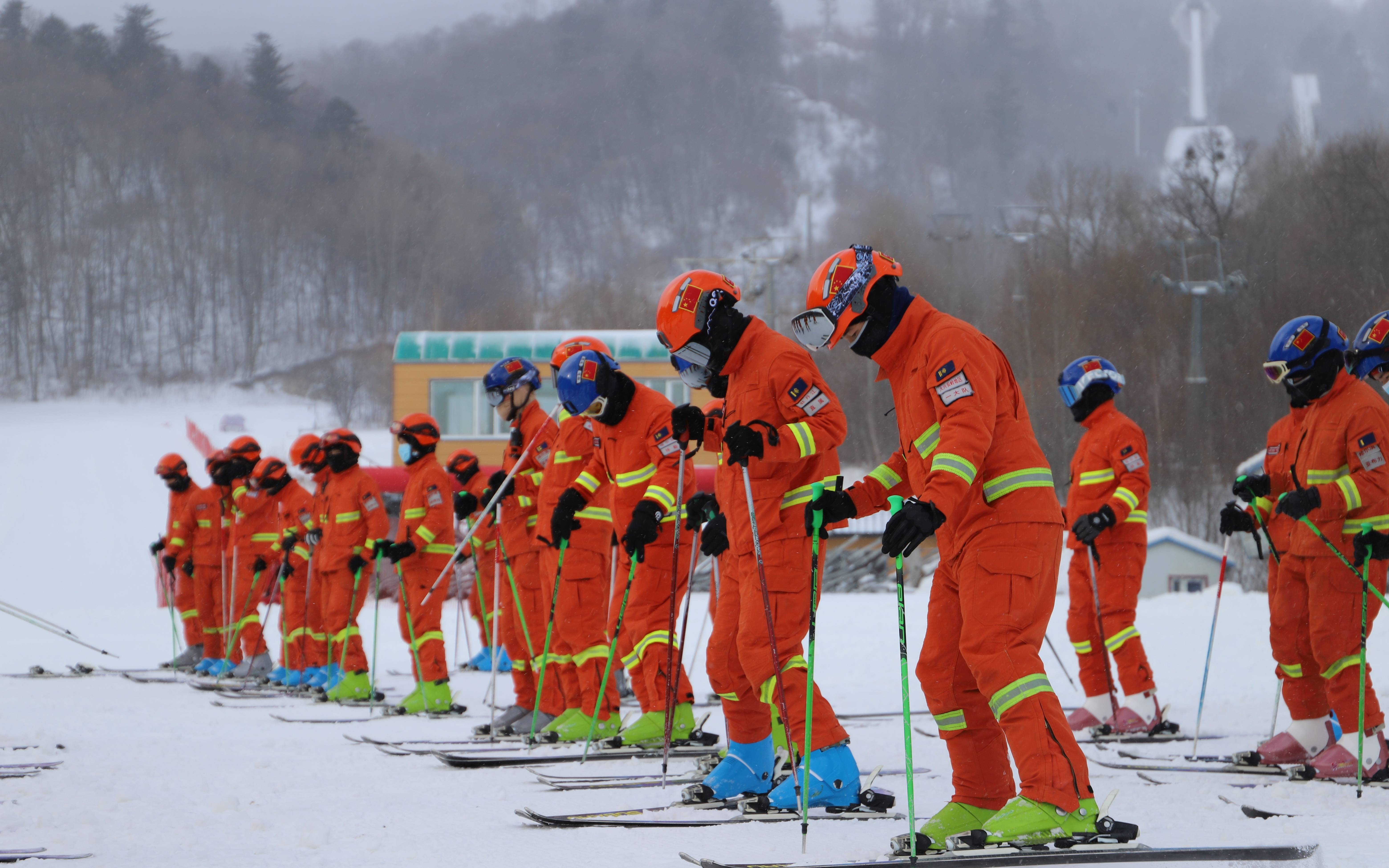 严寒中淬炼"基本功",黑龙江森林消防开展雪域救援培训_训练_综合_应急