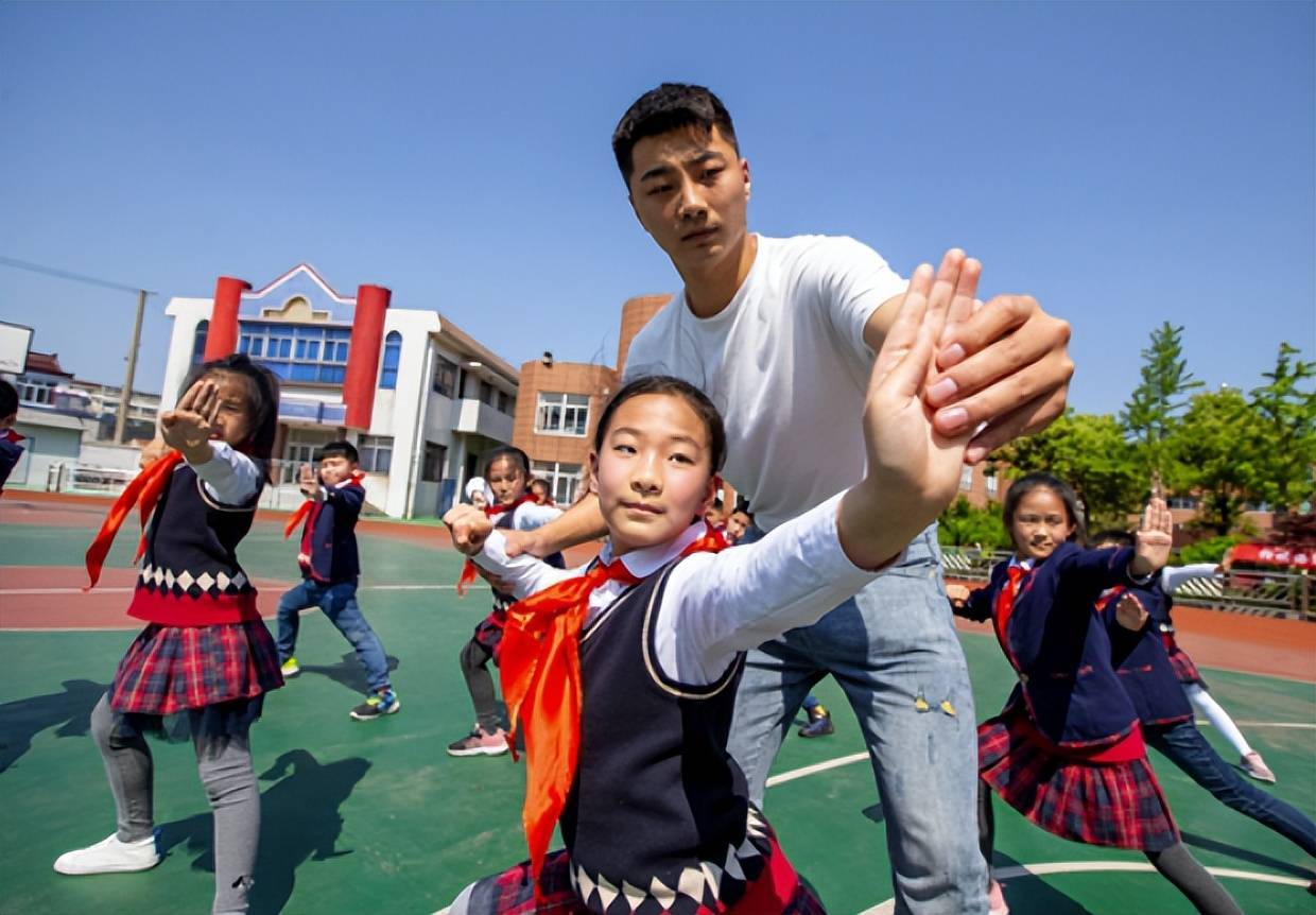 一小学体育老师,让3名女生脱掉裙子上课,被家长举报后结果如何_教学