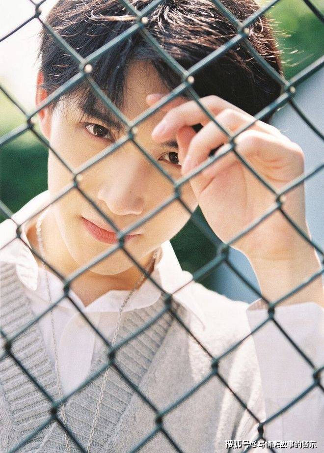 他手下也就一个员工罢了,听说张伟是个主管,大小是个官,看到张伟跟