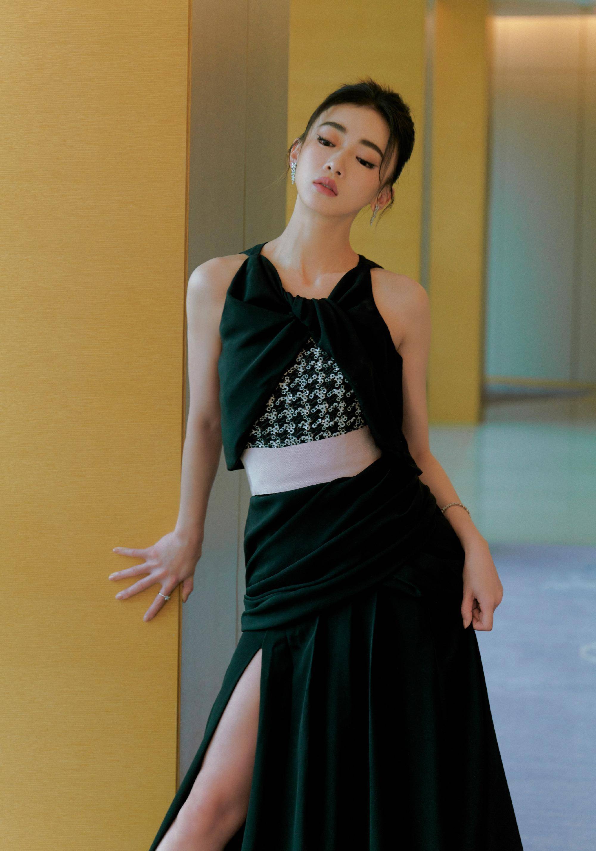 金晨戴"洗碗手套",刘敏涛穿肚兜装,殷桃艳压全场_礼服_赵露思_整体