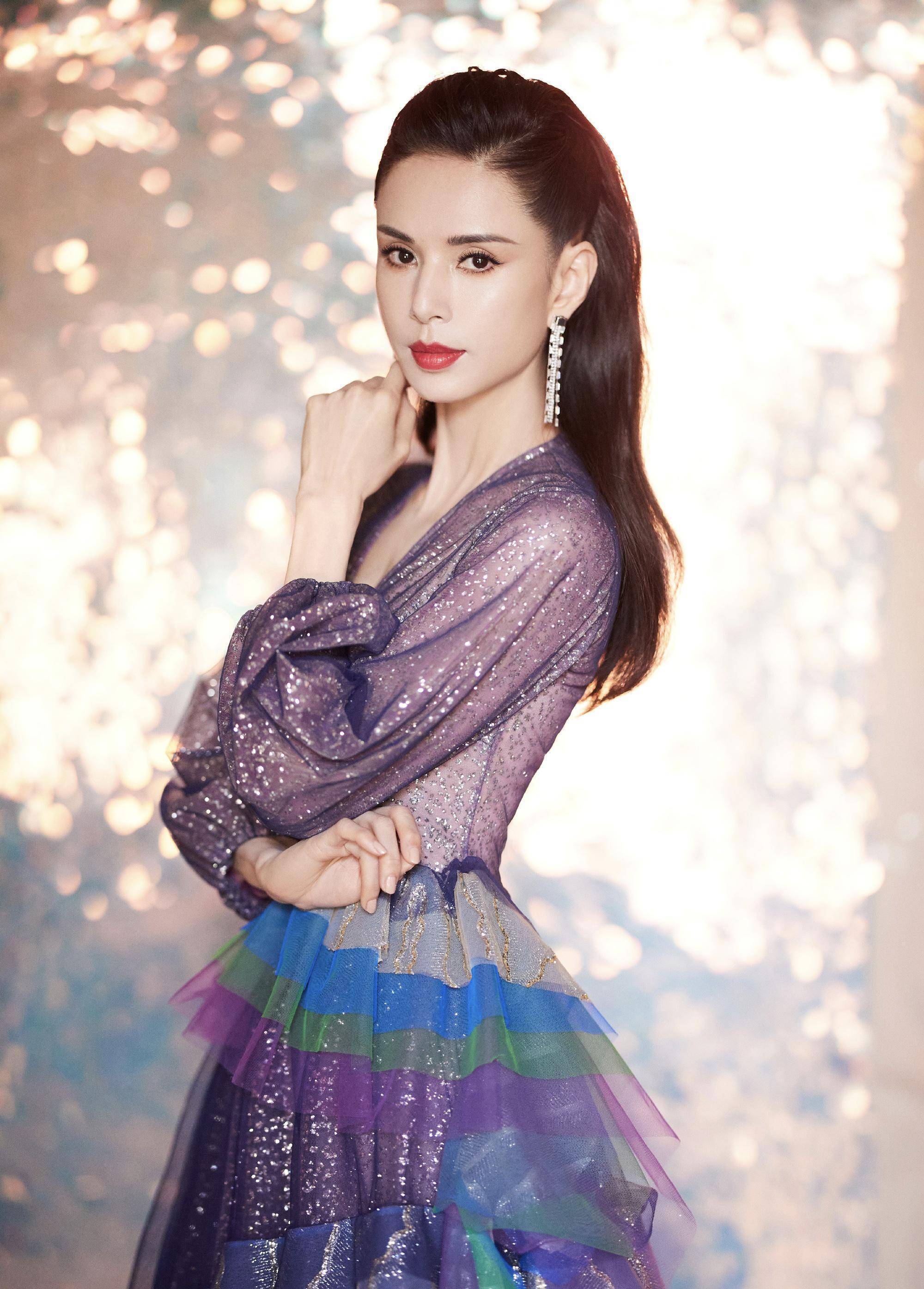 54岁李若彤获颁年度榜样女性,金色礼服裙惊艳,不愧健身达人_独立_身材