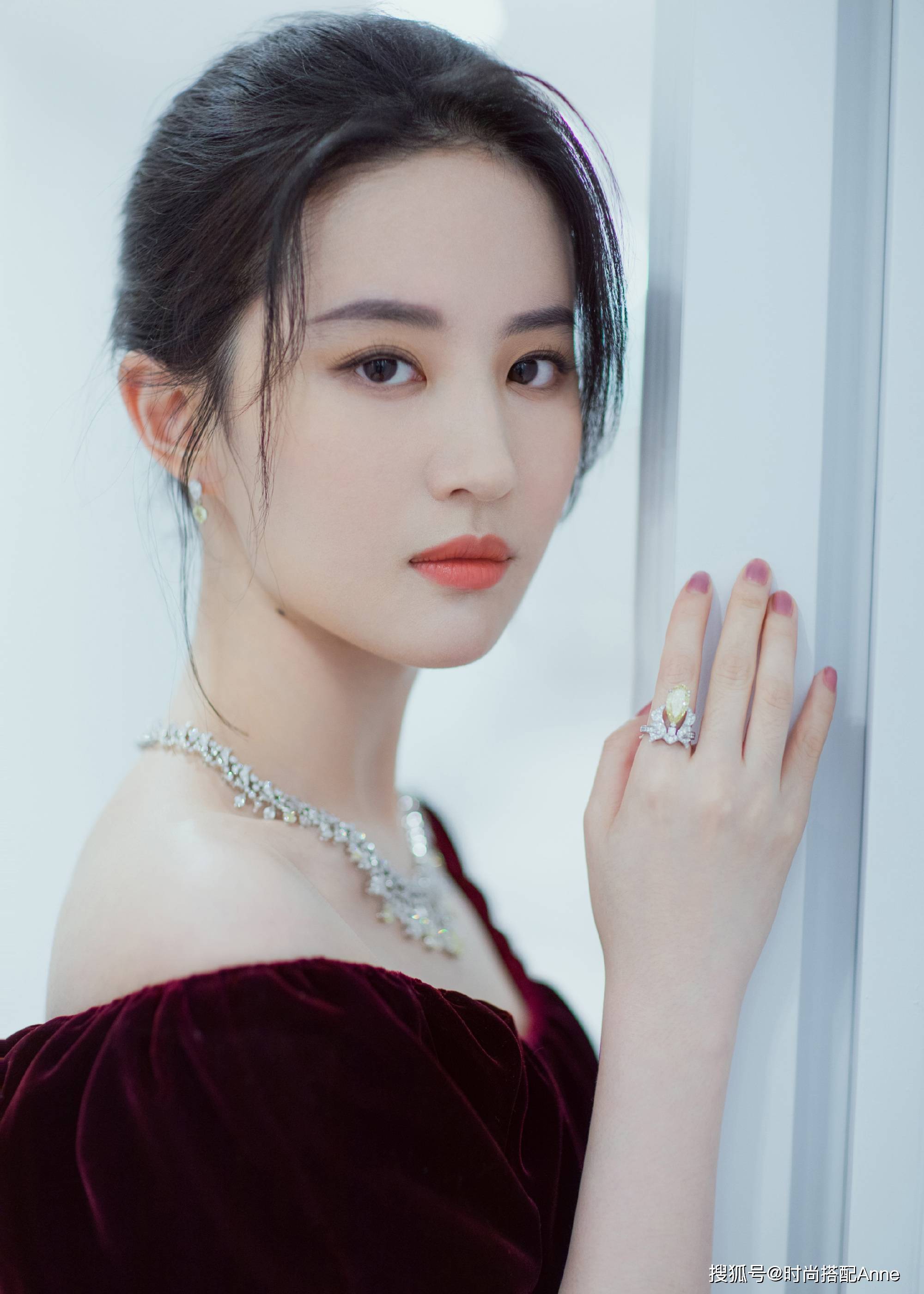 刘亦菲也太美了吧,红色丝绒裙优雅还很有女人味,美到了骨子里_配饰