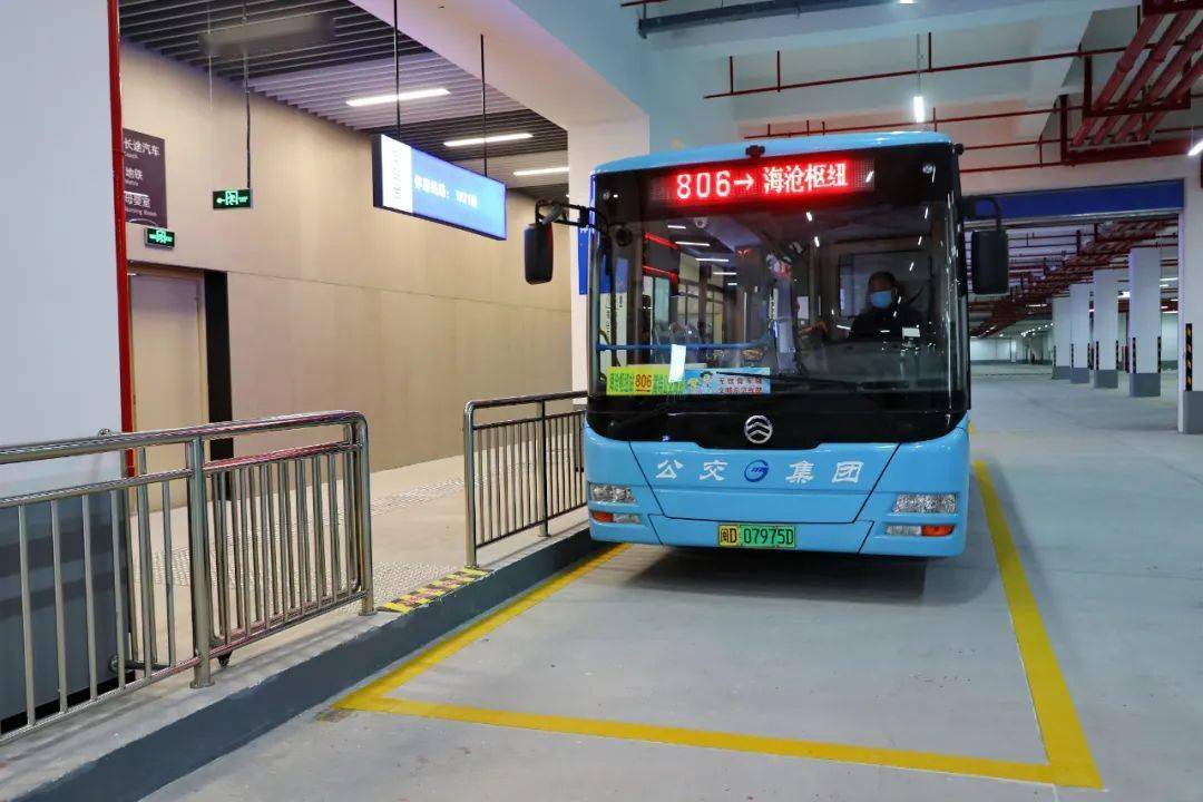 公交站台,其中802路,380路停靠1站台,806路停靠2站台,m21路停靠3站台