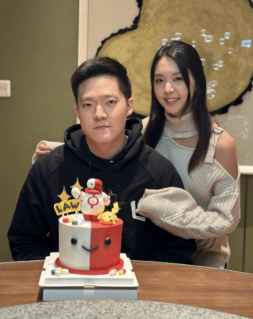 何猷君表哥王厚杰晒庆生照,携女友出镜,女方五官大气像奚梦瑶_孟子义