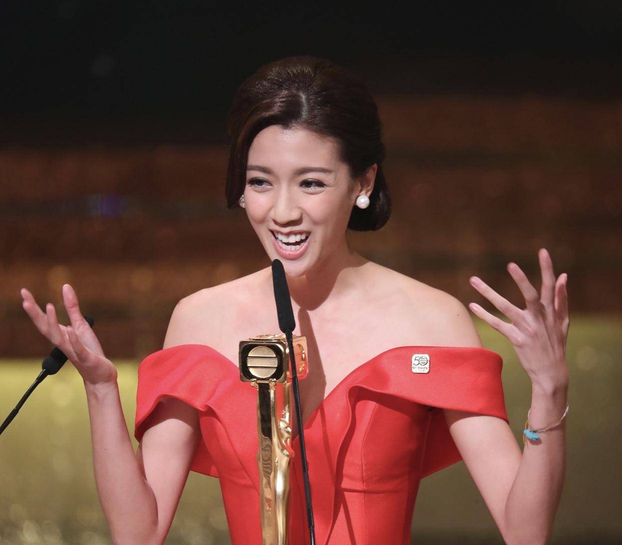 出道7年被负面新闻缠身依旧获tvb力捧,29岁蔡思贝上位之路吃尽苦头!