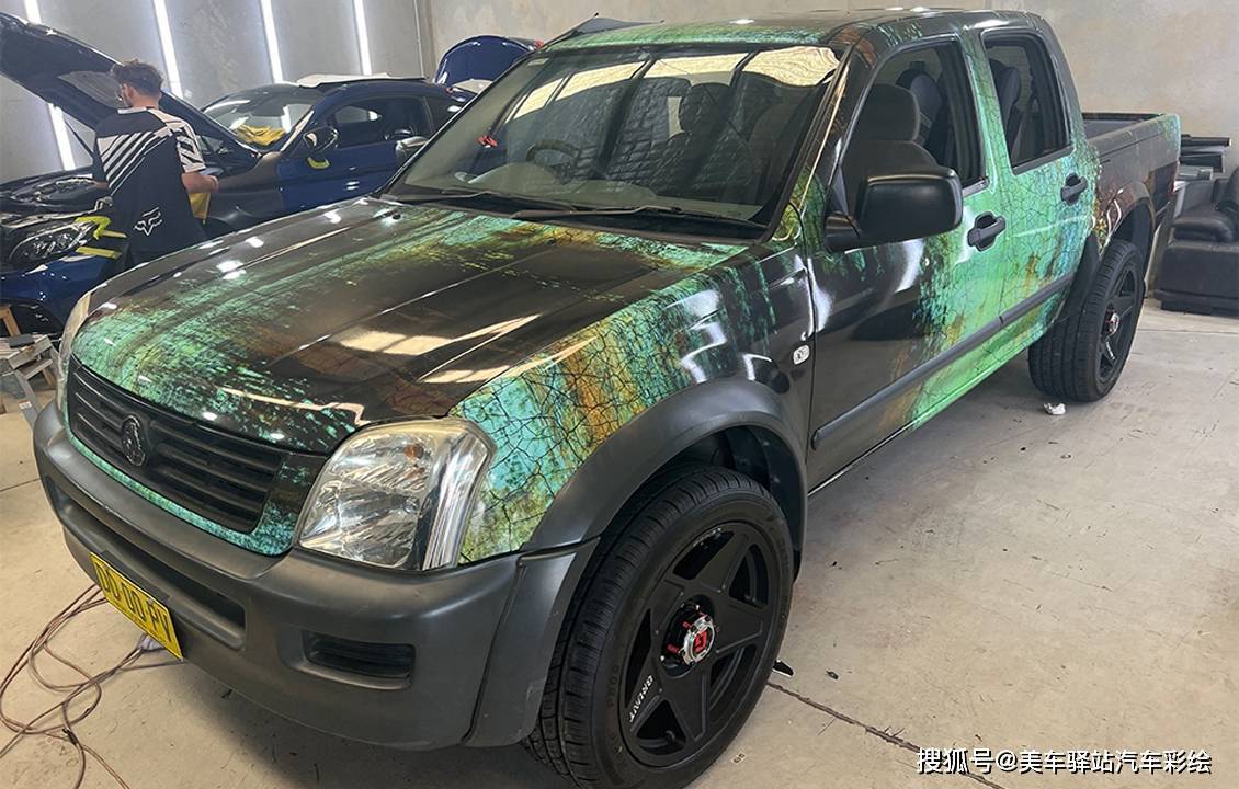 澳大利亚本土车型霍顿皮卡,装贴战损风格彩绘膜,老外真会玩!
