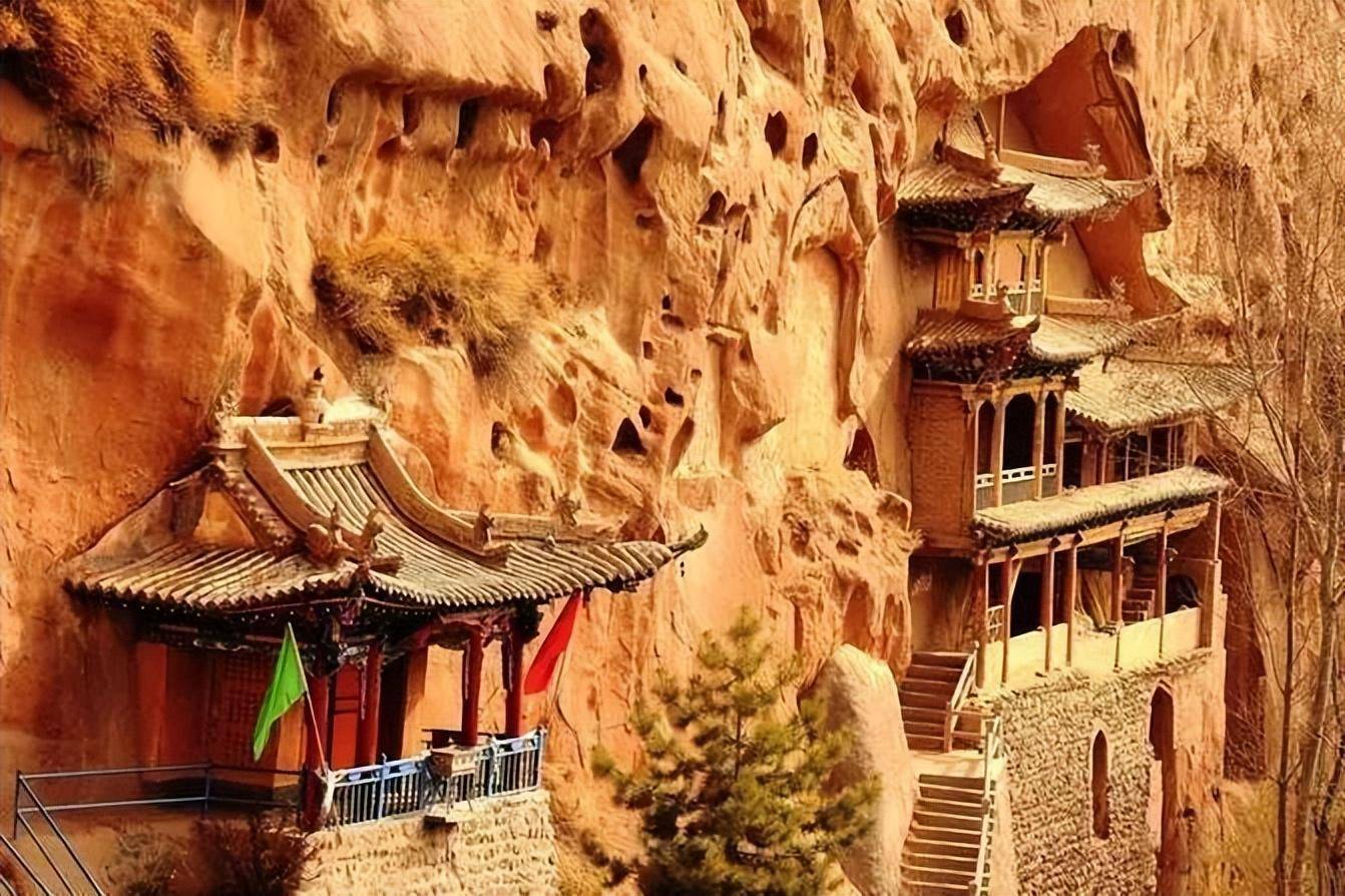 可以骑马探索深山中的巨大瀑布或者穿过深山密林到金塔寺寻访16
