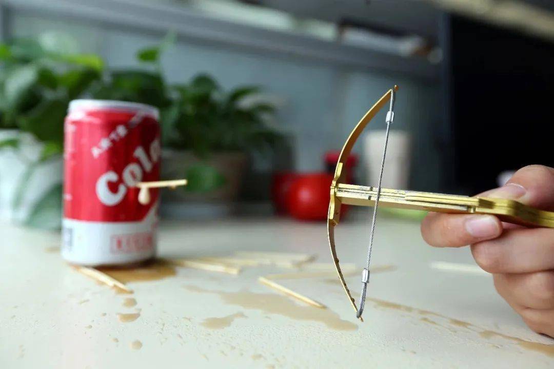 牙签弩,一个小型的发射装置,正流行于小学生群体之中.