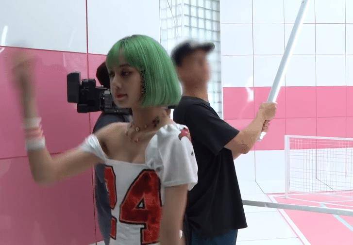 Lisa更博晒MV花絮，Lisa身材引热议，我却在留意Jennie_姐姐_脸蛋_饺子