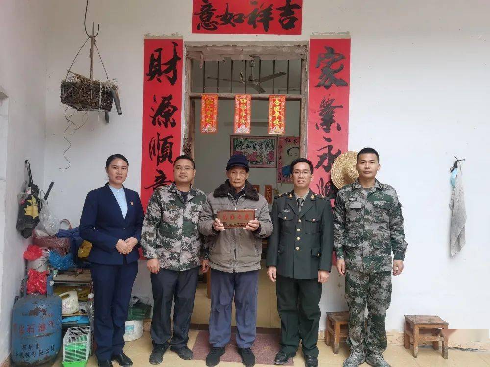 在今年被评为"四有"优秀士兵的家中,镇党委书记马天宝和工作人员为