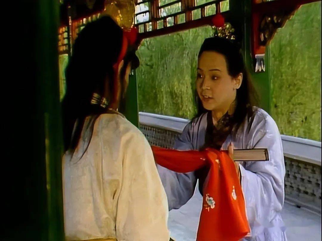 请莺儿打络子,是为了大红汗巾,难道宝玉没把茜香罗送给袭人?