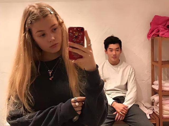 生活滋润,与洋女友大街上搂抱,女方穿吊带身材好_林子濠_穿着_社交