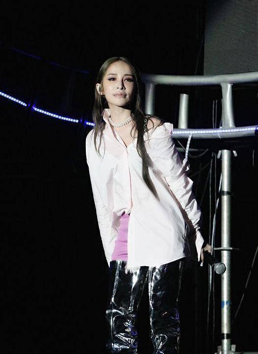 萧亚轩的靴子都可以当裤子穿了,这么个性的造型,也就她能驾驭_鞋子