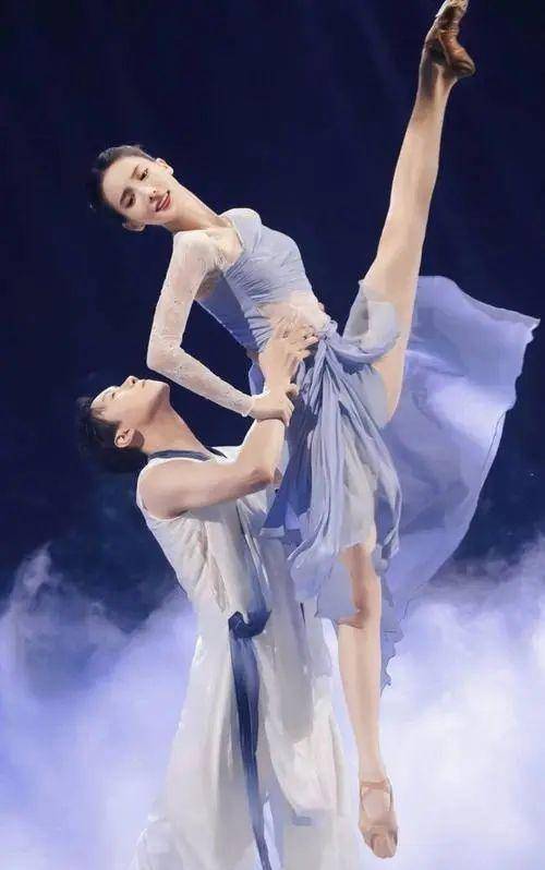 瘦骨感女星:宝宝后背有疙瘩,张天爱有肋骨有胸,金晨纸女_因为_姐姐