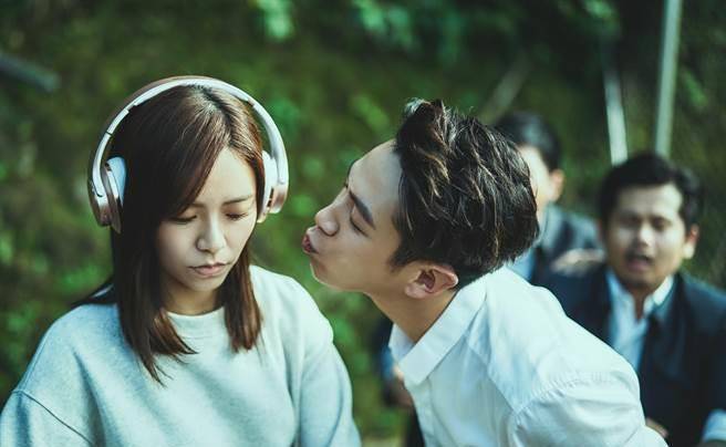 柯震东(右)和宋芸桦在《月老》中有刻骨铭心的爱情.