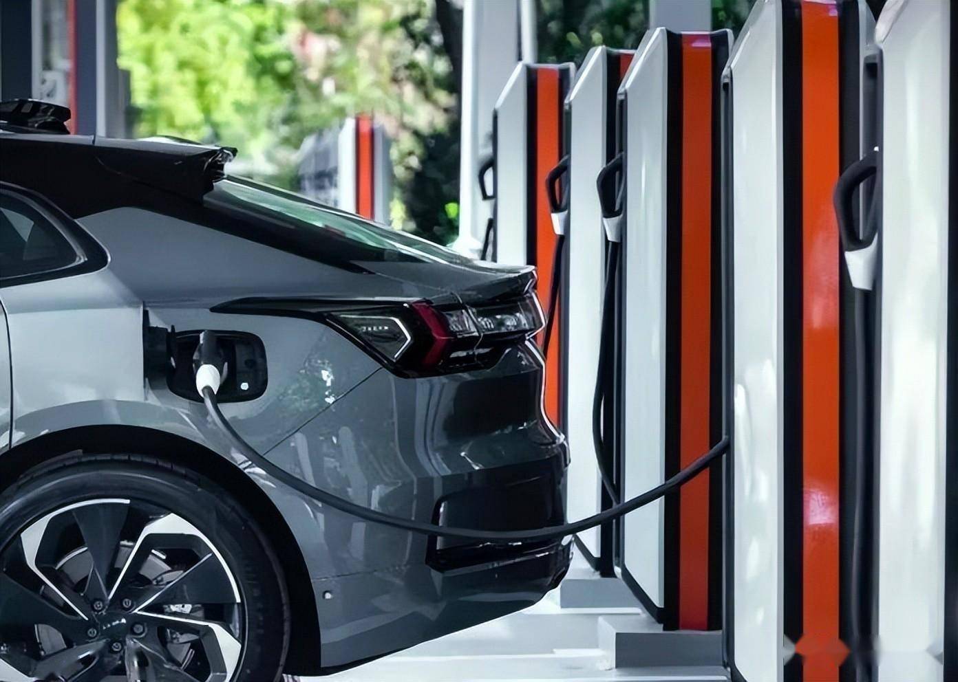 相关调研报告指出,国内电动汽车充电桩市场的竞争者较多,区域集中度和