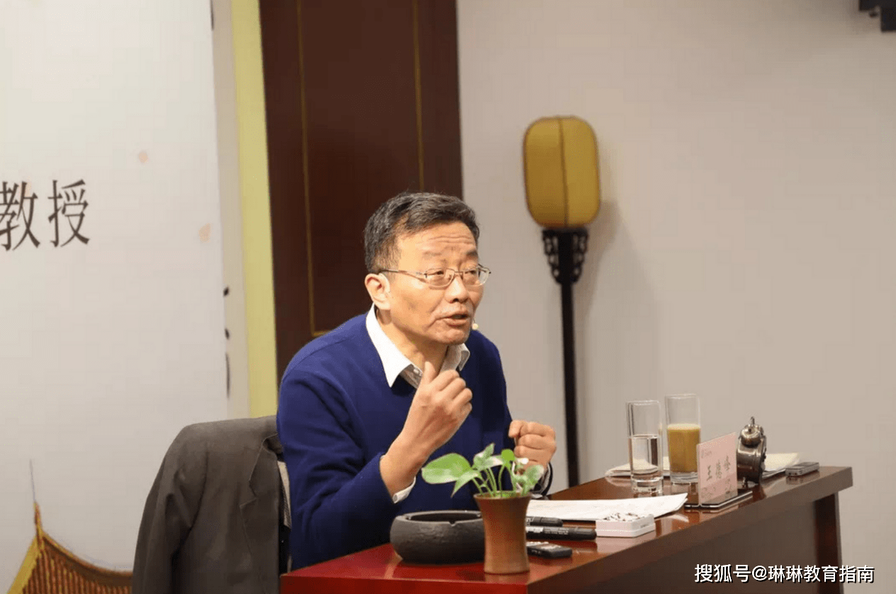 复旦教授"嗜烟如命",课堂上也毫不避讳,网友:学生敢说不吗?