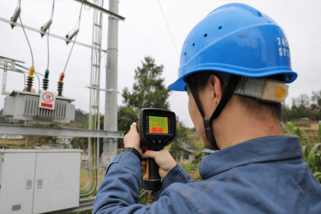 每到一处巡检地点,他们都会对变压器进行红外测温,并操控无人机对户外