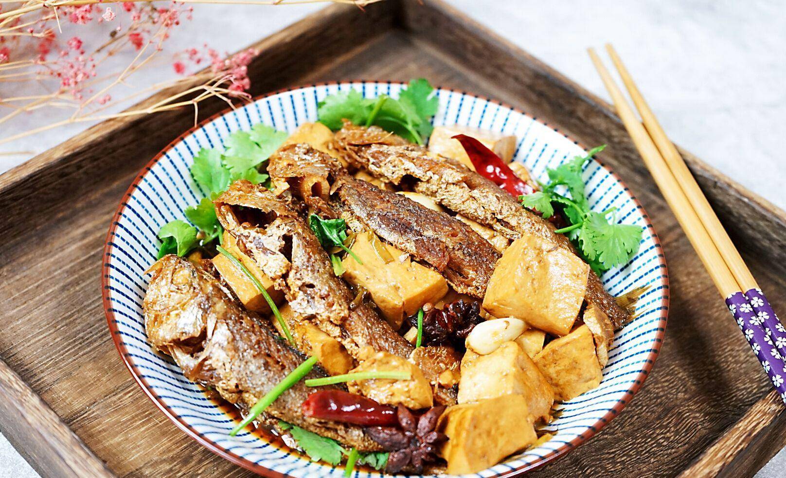 小黄鱼炖豆腐,这吃法鱼骨都香酥,拌饭吃汤汁剩不下,孩子放心吃_营养