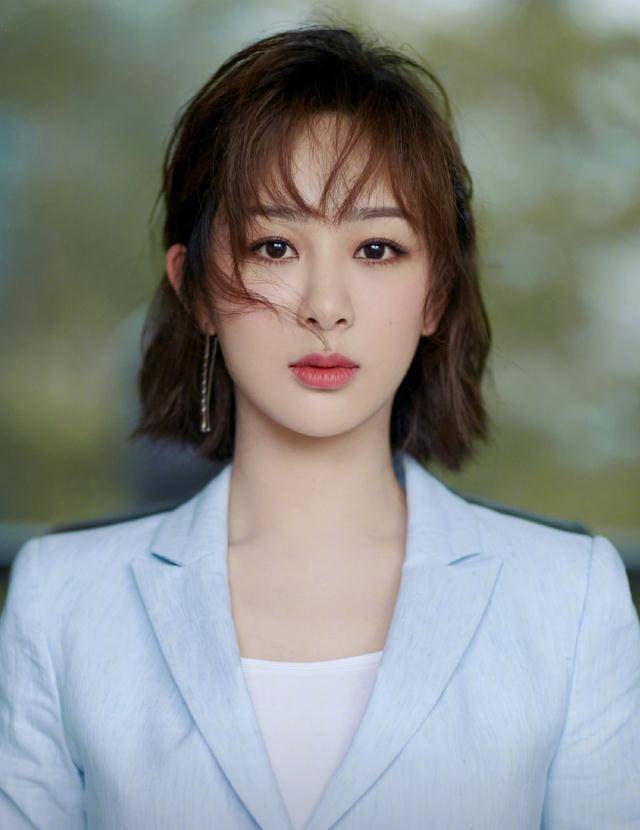 杨紫近照鼻子下巴又变样,笑起来脸都僵了!_显得_演技_鼻梁