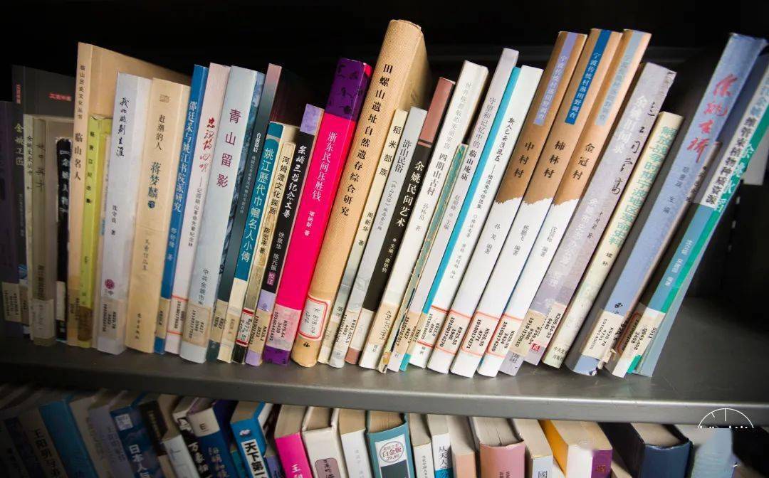 红本,绿本的借书证,都成了图书馆里珍贵的记忆.