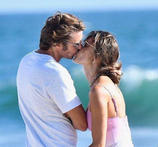 亚历山大安布罗休白毛衣搭配浅色牛仔裤很清新,泳装造型超美_女儿