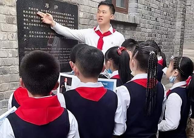 任教,因对啦啦操的喜爱,在学校,家长的支持下,组建了一支啦啦操校队