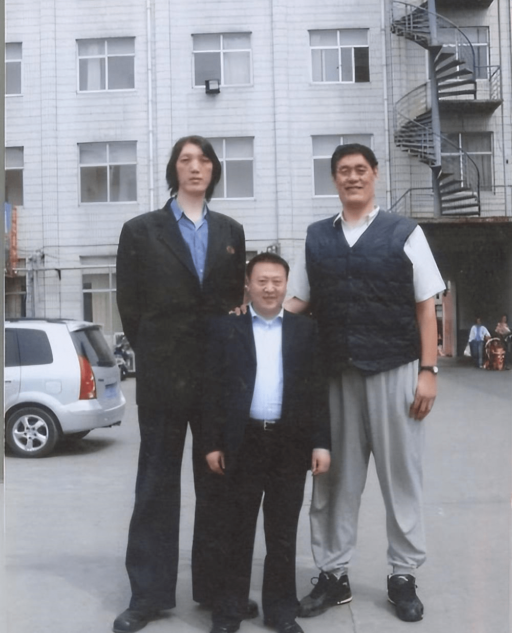 穆铁柱最后的一天:在健身器材上蹬自行车,随后行动缓慢逐渐瘫倒_篮球