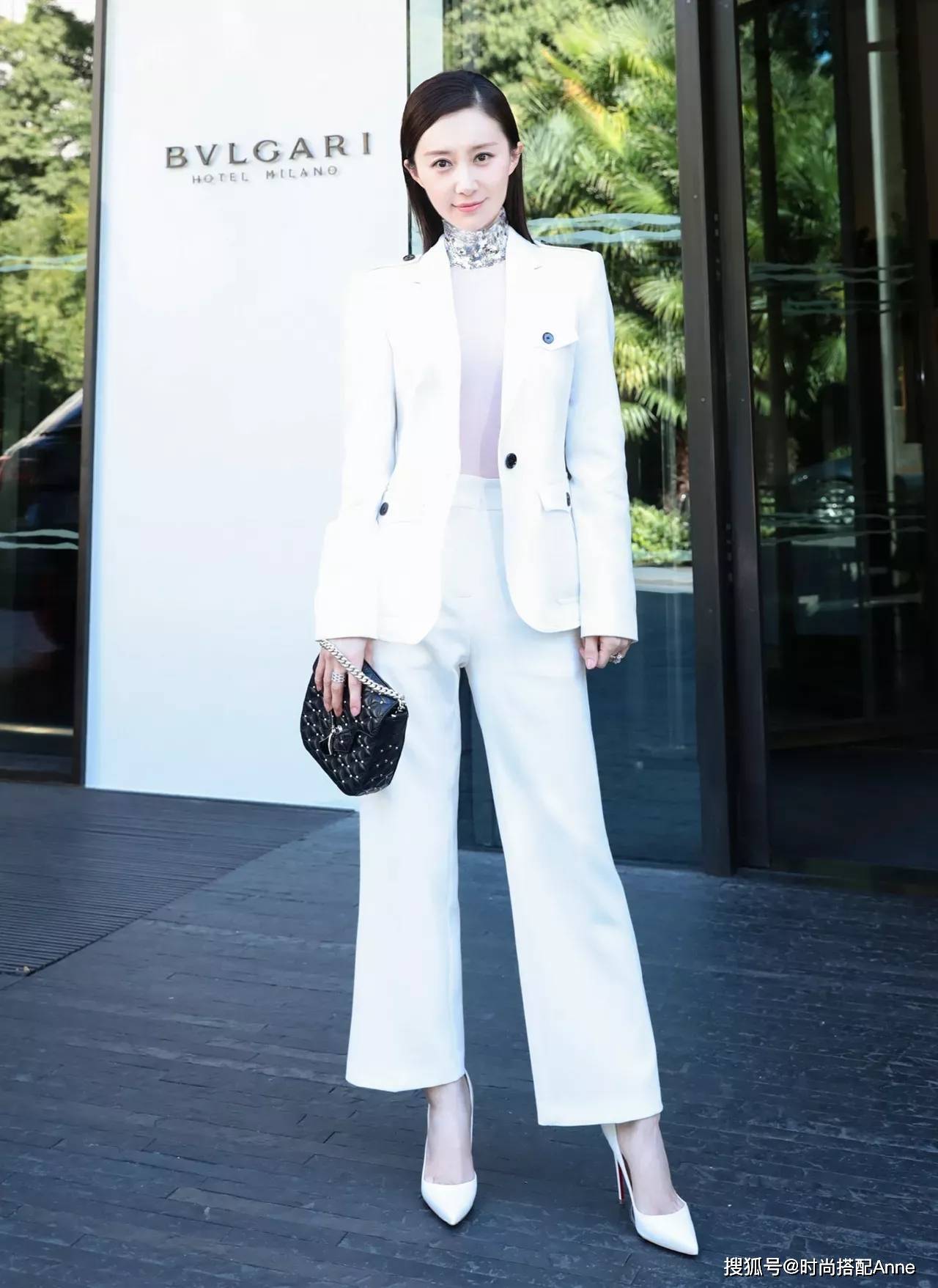 舒畅太有范,白色西装穿出名媛范,颈圈太高级_身材_高跟鞋_女人