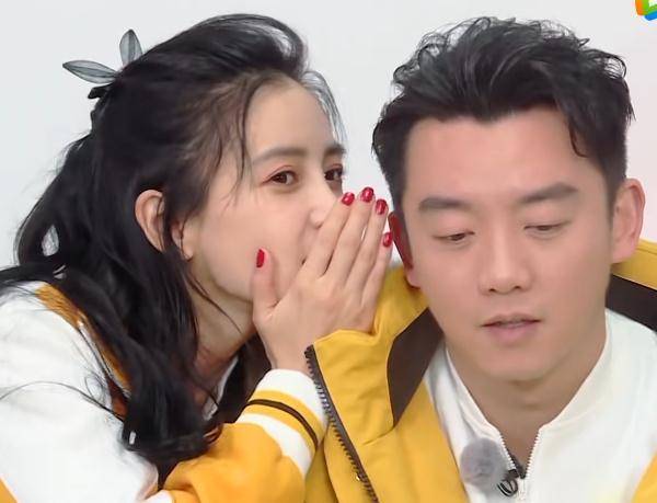 杨颖与郑恺脸贴脸"咬耳朵",男方碰腿示意有镜头,小动作太甜了_baby