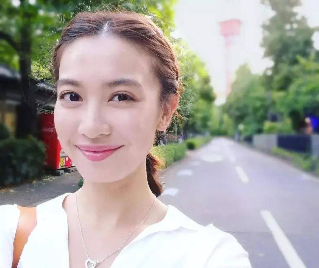 港姐民选冠军朱千雪,出道8年零绯闻,却要退圈当律师了_明星_成为了