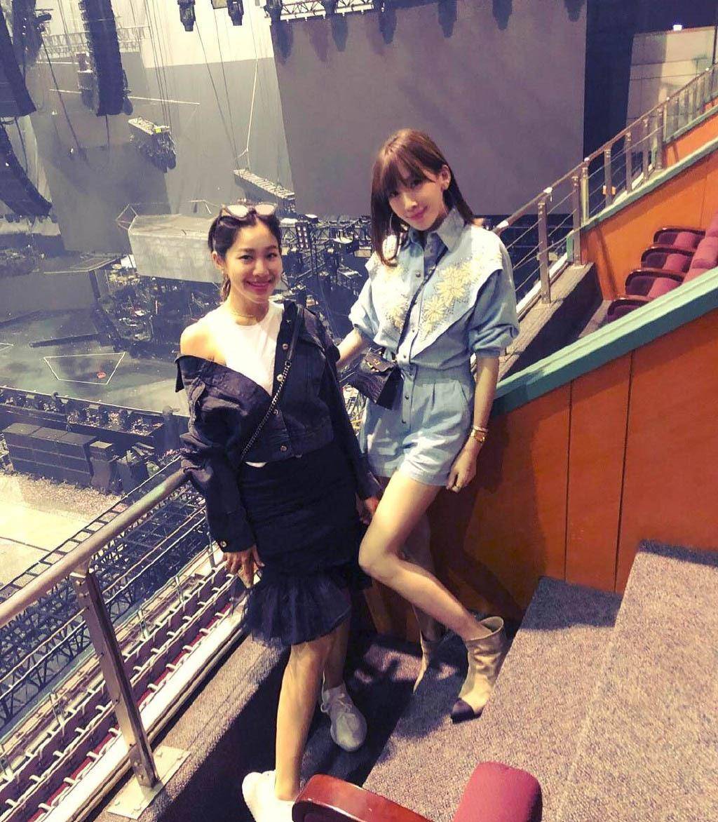 陈若仪追星看jj演唱会,与众闺蜜同框露长腿太抢镜_林志颖_林俊杰_偶像