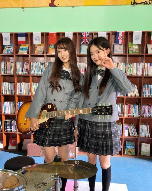 贵族学校,女学生和女老师都穿短裙_校服_穿着_电影