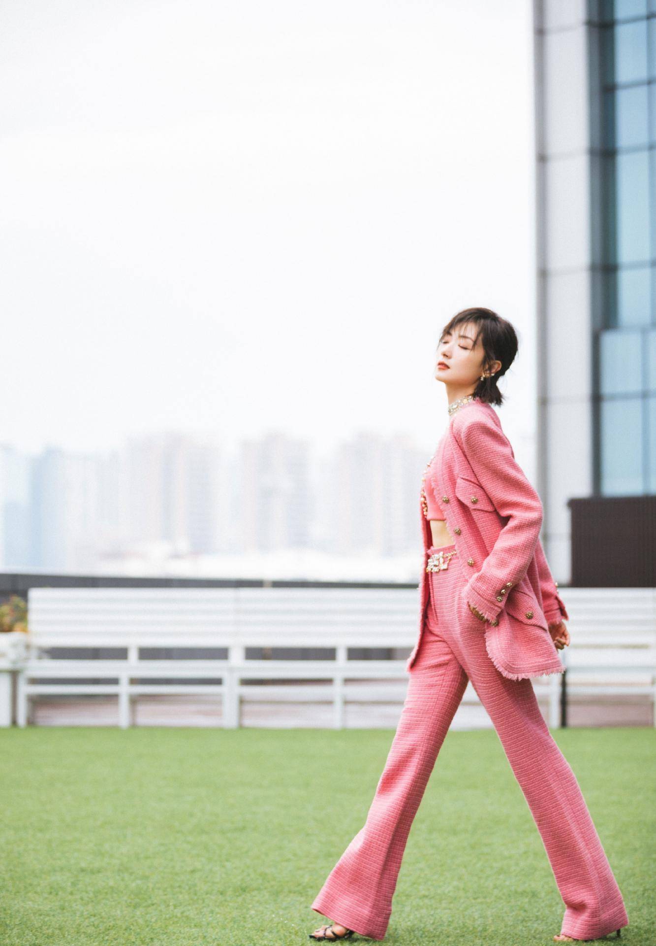 万茜一改往日穿搭风格,尝试性感撩人风,黑色套装简约又精致_外套_款式