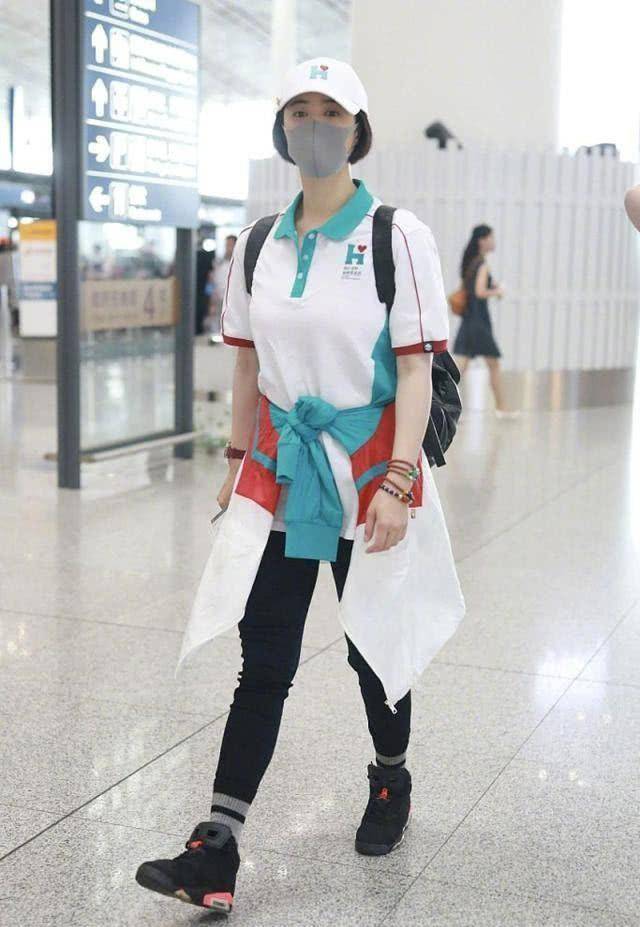 蒋欣又穿公益服现身,下搭九分裤和棉袜,36岁时髦感不丢!