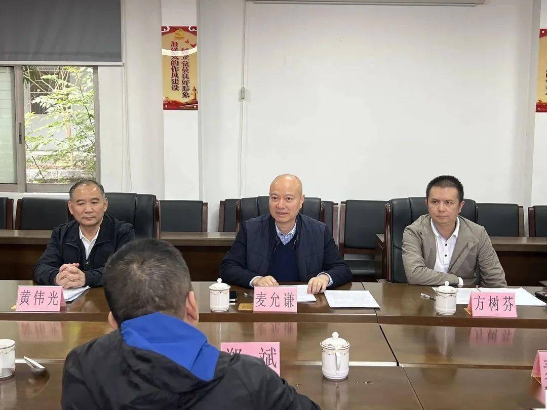 会议期间,白塔镇党委书记朱培涛,霖磐镇镇长郑斌分别介绍了白塔镇和
