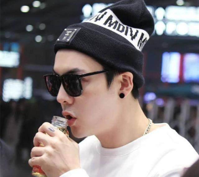 陈伟霆的帽子真的多,这次的这顶帅不帅?_白色_洗头_款式