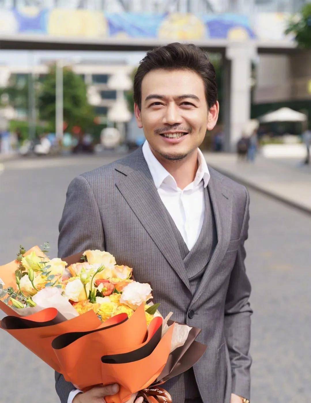 盘点那些长得像明星的路人,每一位都比本尊像_对比_雷佳音_杨烁