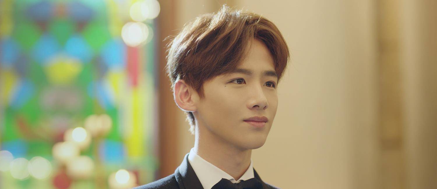 穿衣显瘦,脱衣有肉,文艺范的白敬亭,原来也是个肌肉男_鲜肉_身材_明星