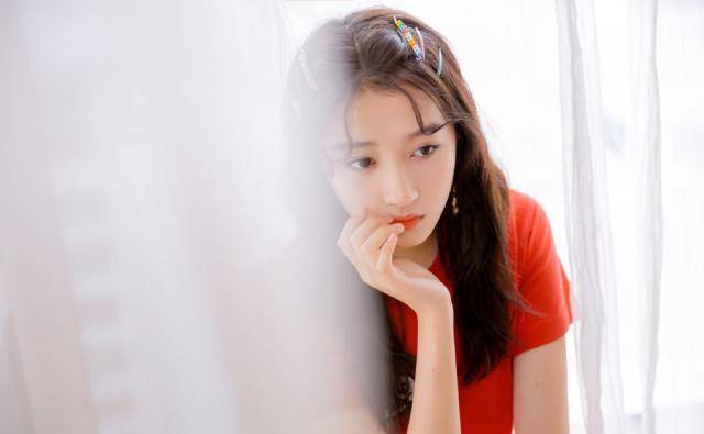 关晓彤这次穿对了,一套红色运动装加校园学生装上节目,甜美减龄_衣品