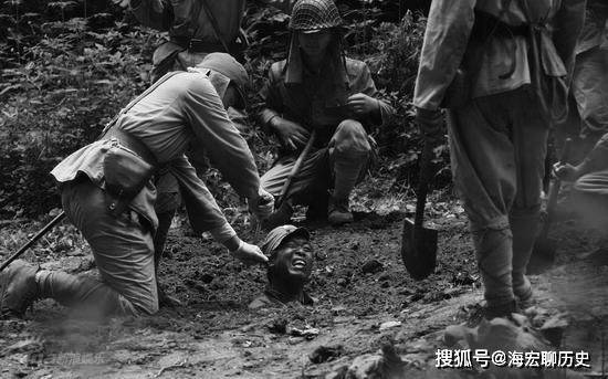 残忍的日军活埋抗日英雄不久,日军走了,乡亲们赶紧把土坑掘开,将