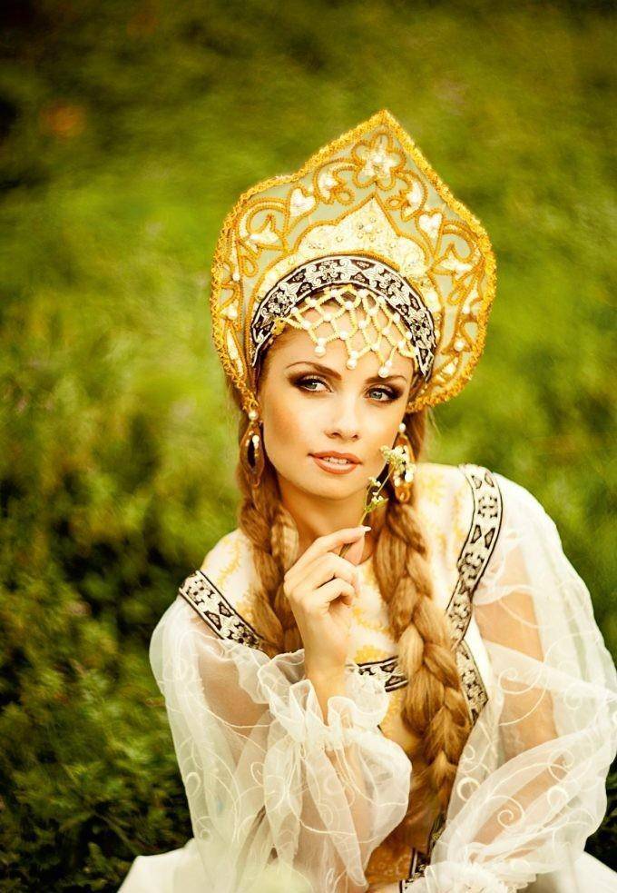 俄罗斯选美佳丽的民族服装,头饰为什么有的带角,有的高耸?
