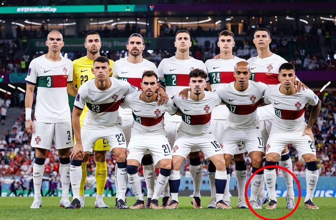 身高187的C罗内心有多自卑！连和葡萄牙队友合照都要偷偷垫脚_搜狐网