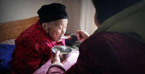 "新型退休压力"来了,六旬女儿怒骂八旬老母:你就是个累赘_阿姨_生活