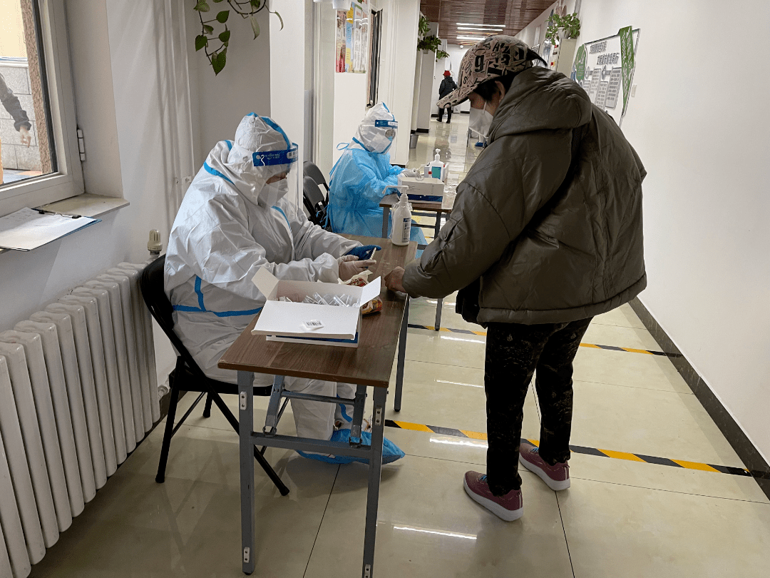 强化生活保障织密社区服务网在高井甲32号院封控期间,团员青年更是