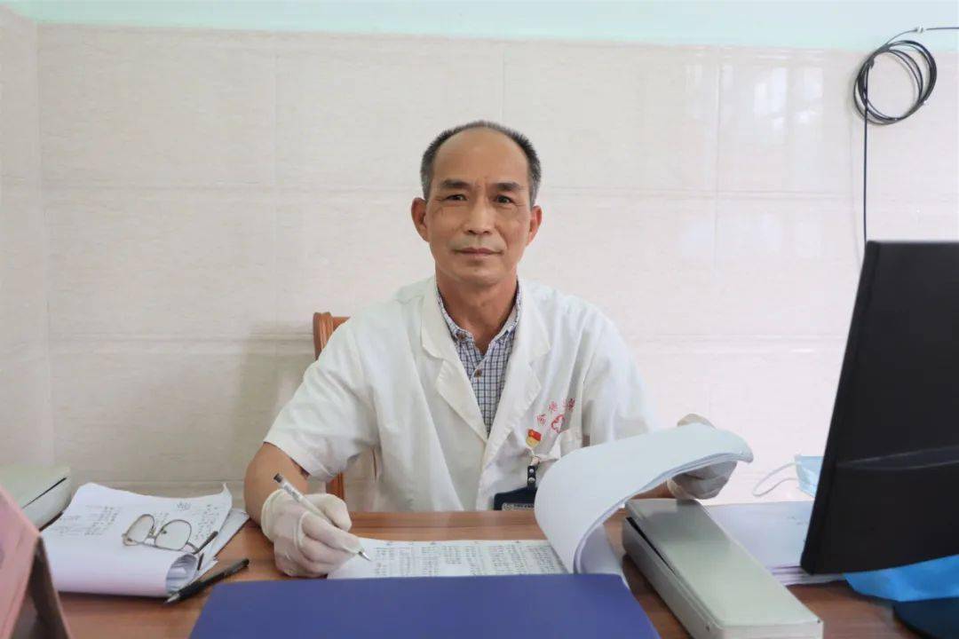 叶峰叶峰,今年63岁,金塘镇低山村卫生站医生.