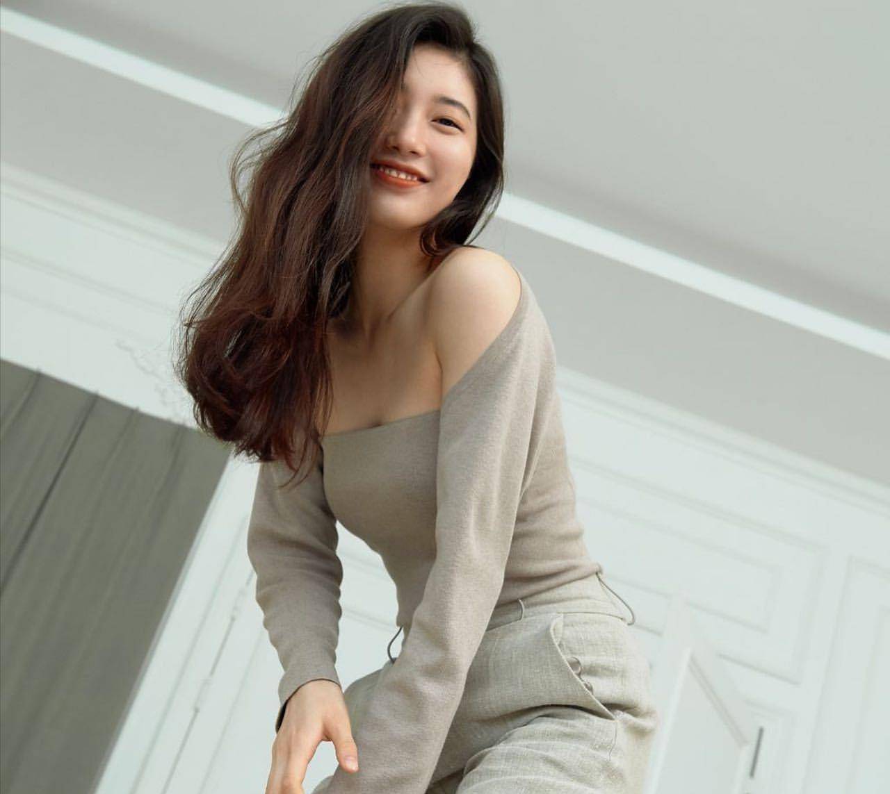 裴秀智"放飞自我",穿红色波点裙化身复古女郎,轻熟女孩真迷人_黑色