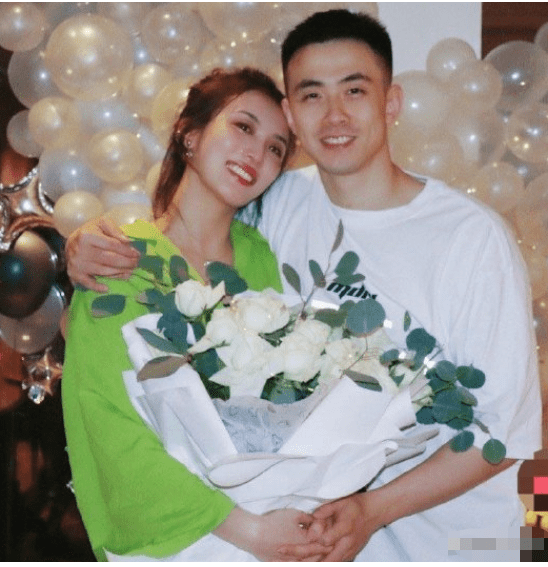 女朋友王君瑞很高,跟赵继伟站在一处也快到他的肩膀了.